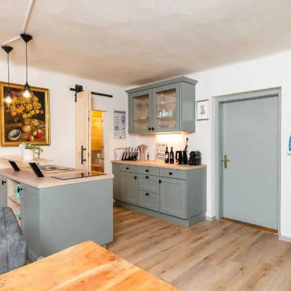 Romantisches Weinkellerhäuschen mit Whirlpool, hotell i Krems an der Donau