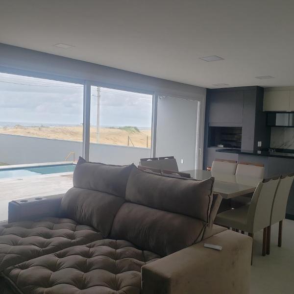 Casa pé na areia com piscina