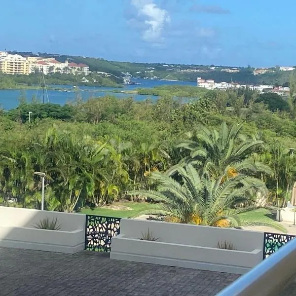 Lagoon View Studio at The Emerald with Pool and Gym near Maho Beach, hotel din Maho Reef