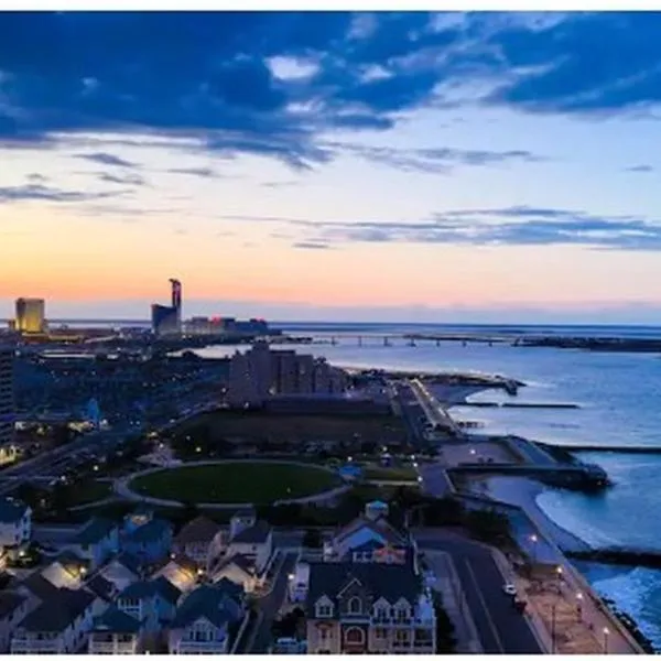 Serenity Escapes Waterfront Atlantic City Condo with Balcony & Free Parking, готель у місті Атлантик-Сіті