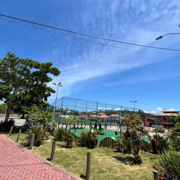 Duplex em Itaúna 4min da Praia que ocorre o WSL, 1min da pista de skate do LS, pracinha com parque infantil, quadra de futebol, tudo isso a 1 min da duplex, perto do comércio, wi-fi super rápido, monitoramento 24hrs - Foto 4