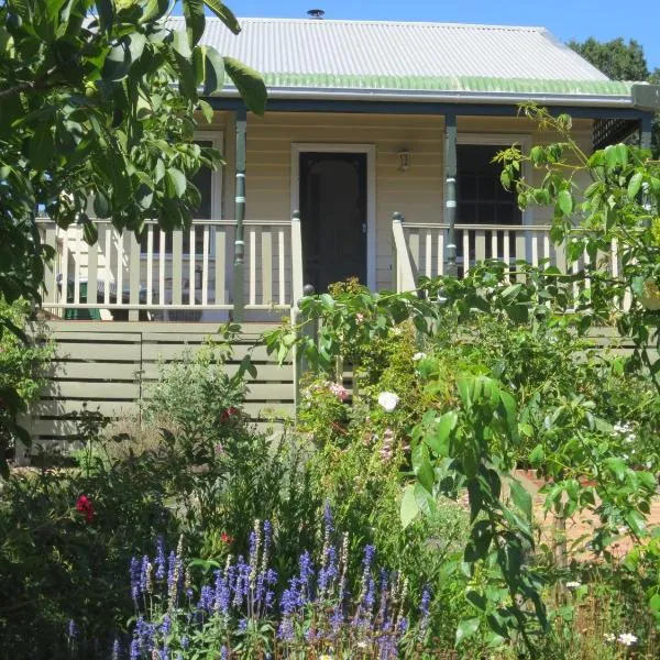 Walnut Cottage via Leongatha, отель в городе Leongatha