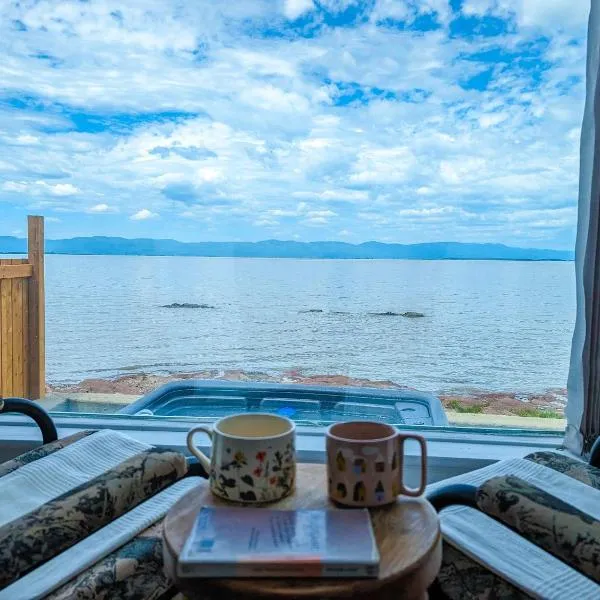 Chalet #11 Waterfront with Spa, Wifi & AC, готель у місті Cap-Saint-Ignace