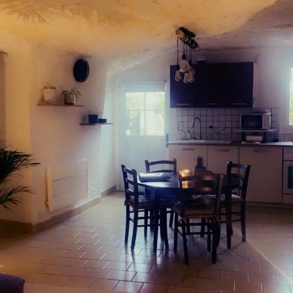 "Ninho de Amor" troglodyte unique, hotel in Montrichard