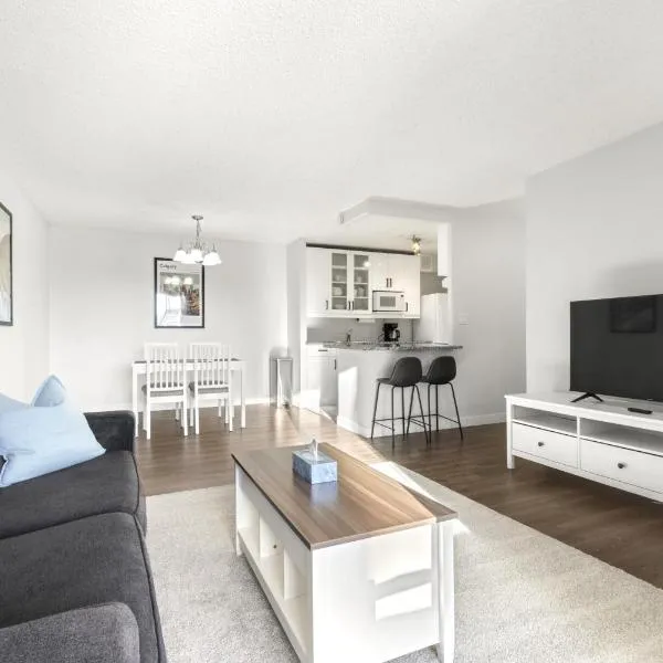 Chic & Spacious 2BR at Stampede with Parking, AC, hotel en Calgary