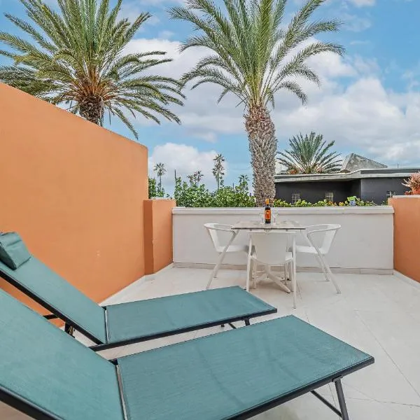 OCEAN WALK SUITE Beachside Studio Golden Mile Tenerife Royal Garden, hotel in Playa de las Américas