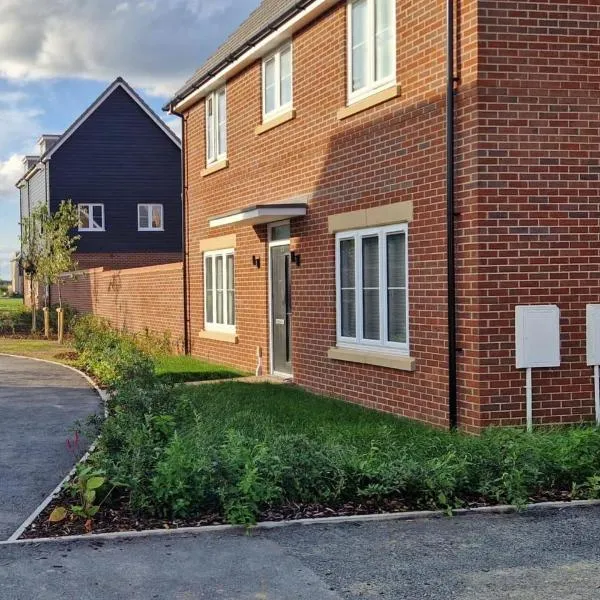 Peterborough - House - Sleeps 8 - Parking - Garden, hotell i Peterborough