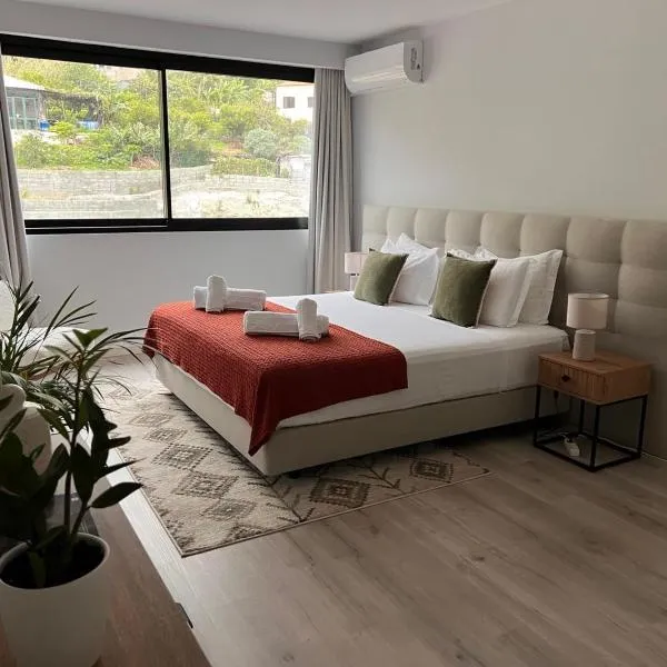 New 3 Bedroom Luxury Family Apartment - Airco, King Size Beds, Fully equipped kitchen, Balcony, Washingmachine, 2 bathrooms, Free parking, Fast Internet, 142m2, hotel i Machico