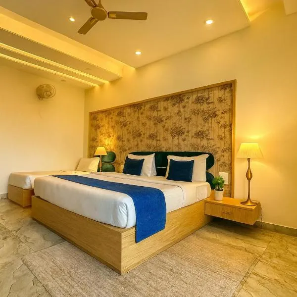 The Grand Chandrodaya Vrindavan # Near Prem Mandir # Luxury Rooms # Prime Location # Property Of The Year # By chandrodaya orchid #، فندق في فريندافان