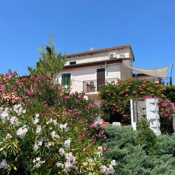 PIROVAC APARTMENTS ***, hotel i Pirovac