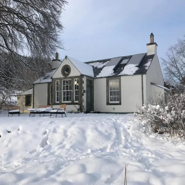 Gorgeous boutique off-grid cottage near Peebles，位于皮布尔斯的酒店