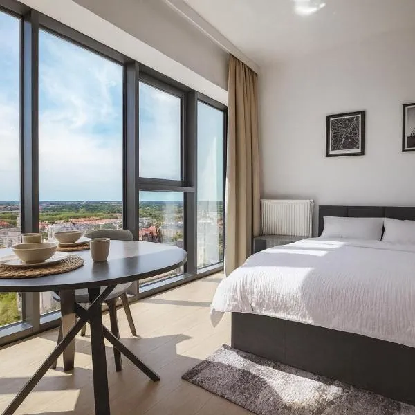 Luksusowy apartament z widokiem, basenem i sauną Hanza Tower 19th floor, hotel in Szczecin