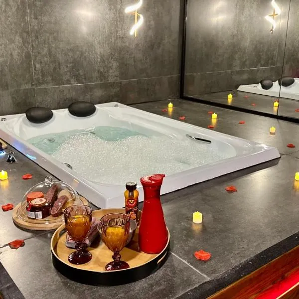 Suíte Romântica com Jacuzzi Privativa Aquecida 8 min Praia - Balneário Camboriú, hotel en Camboriú