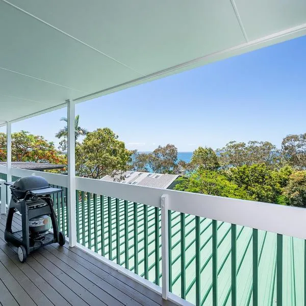 Noosa Escape 2BR Ocean Views, Walk to Beach、ヌーサヘッズのホテル