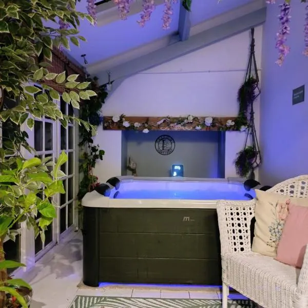 Escapades Romantiques Uniques amour amour amour, hotel in Loubès-Bernac