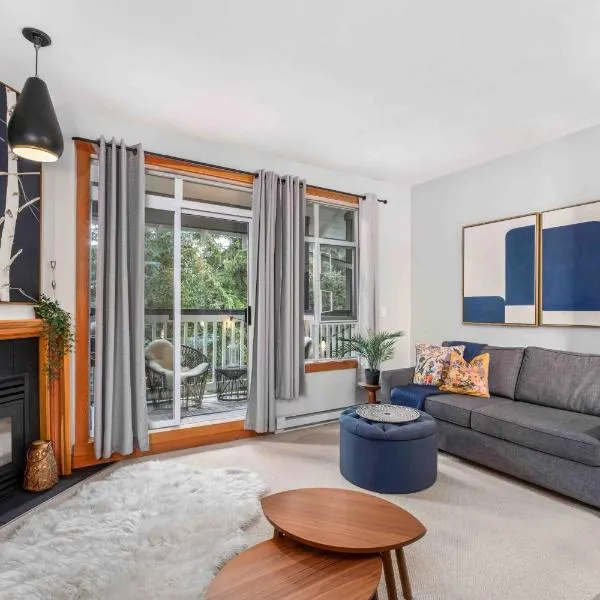 2BR in Granite Court, Village Location, King Bed, Private Balcony, Parking, Fireplace, hotel v destinaci Whistler