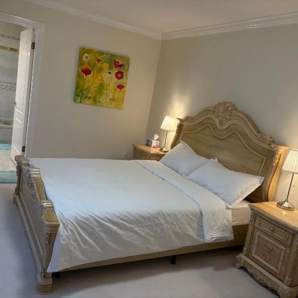 Cozy home near YVR with parking, hôtel à Richmond