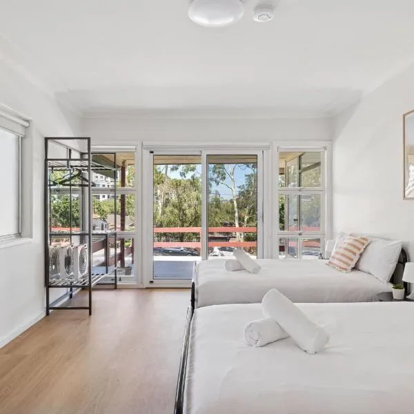 Large 2-Double-Bed Room Near Hurstville Station - Shared Bathroom & Kitchen, hotel in Sydney
