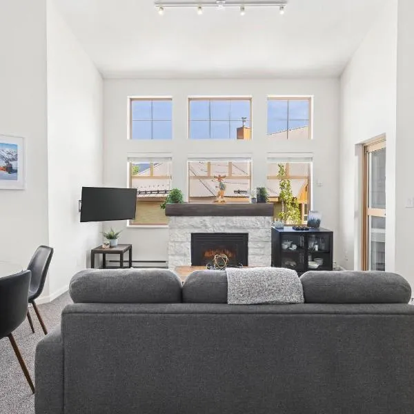 3BR in Tyndall Stone Lodge, Village Location with Olympic Plaza Views, Fireplace, Hot Tub, hotel u gradu Visler