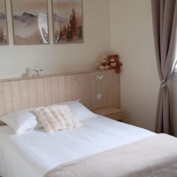 Chez Vivi et Jean Pierre Maison 8 à 9 personnes au calme vue montagne WIFI، فندق في جوراردُميه