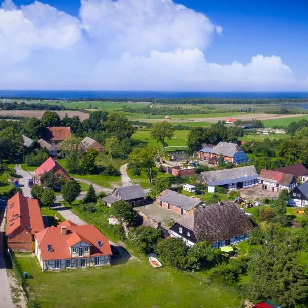 Nad morzem i jeziorem Dworek Kopań, hotel en Kopań