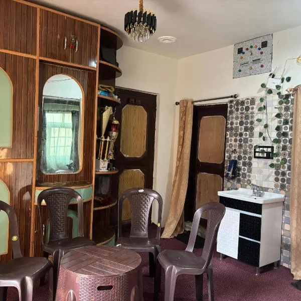 Pine Guest House sawan tangmarg, hotel din Tangmarg