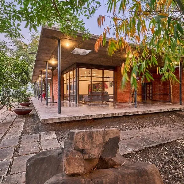 SaffronStays Zen, Igatpuri - lake-view villa with indoor and outdoor games, ξενοδοχείο σε Igatpuri
