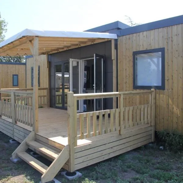 Modern 6-person chalet in the Frisian countryside, 3 bedrooms and WiFi, hotel en De Veenhoop