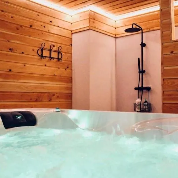 Jacuzzi privatisé en accès illimité Duplex, hotel in Villedieu-les-Poêles