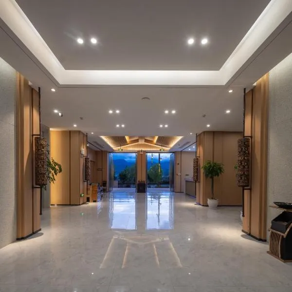 Shangri La E-Long Hotel - Dukezong Ancient City High speed Railway Station Branch - Free airport and station pick-up service, hotell i Shangri-La