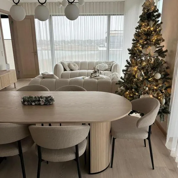 Luxurious Seaside Penthouse، فندق في هابسالو