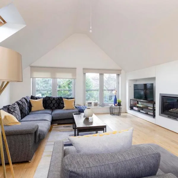 Chic Edinburgh 3-Bedroom 2-Storey House near City Centre with Free Parking, hotel en Edimburgo