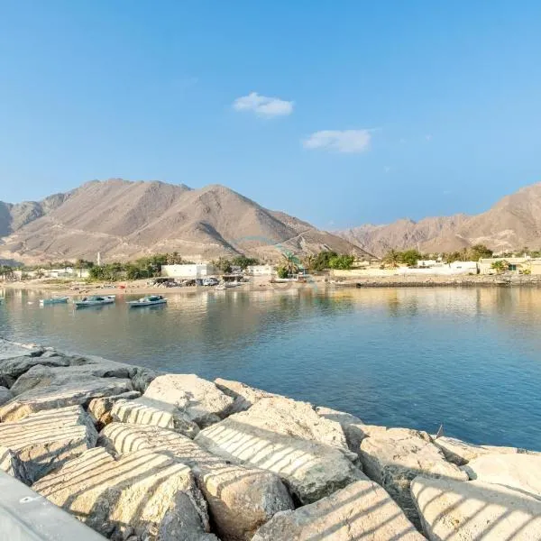 Luxury 3BR Retreat with Assistant Room and Outdoor Pool, Breathtaking Mountain Views, Close to Fujairah Beautiful Beaches, Al Dana Island, Fujairah by Deluxe Holiday Homes, hótel í Fujairah