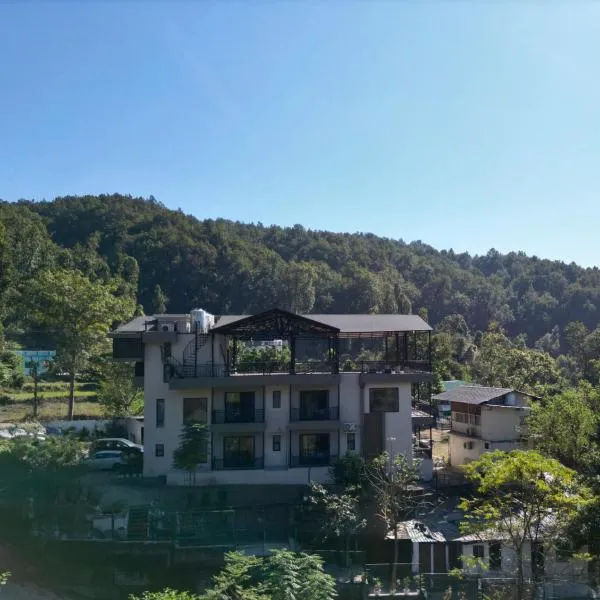 Saraiville- A Boutique Riverside Resort，位于德拉敦的酒店