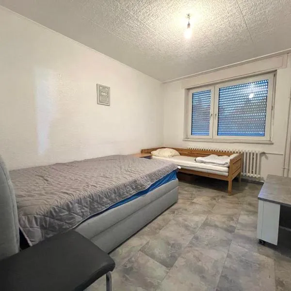 - Graphite Modern 3-Room Apartment - Stylish Grey Interior - Spacious Terrace - Fully Equipped Kitchen - Wi-Fi - Renovated 2024 - Central & Convenient Location - Free Parking - Near Bus & Airport -, hotel a Duisburg