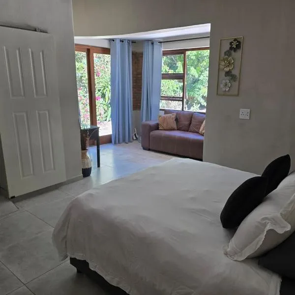 Honeywood Stays "Cozy Corner" - Near Airport, Fast Wi-Fi & Secure Parking, hótel í Gqeberha