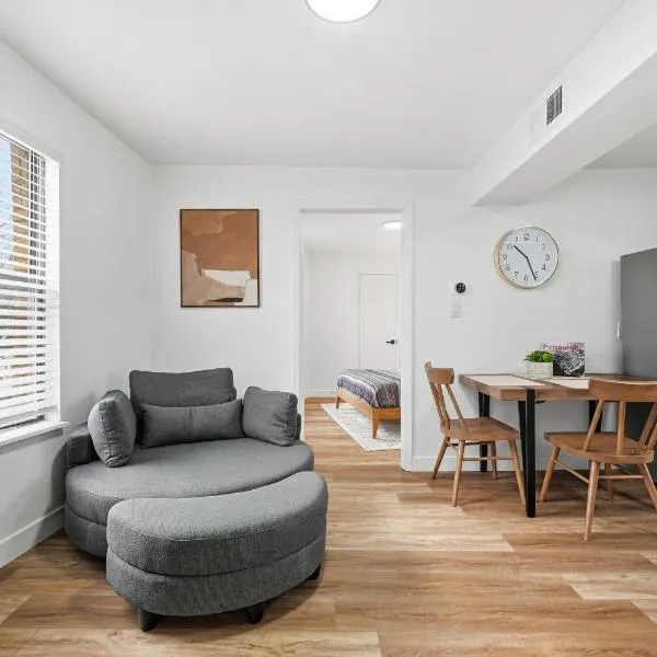 Dormont Pittsburgh 2 Modern and Bright 1 Bedroom Apartment, Free Street Parking โรงแรมในพิตต์สเบิร์ก
