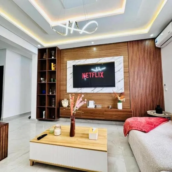 Elegant 3BR Stay 5min to Hay Riad, hotel in Temara