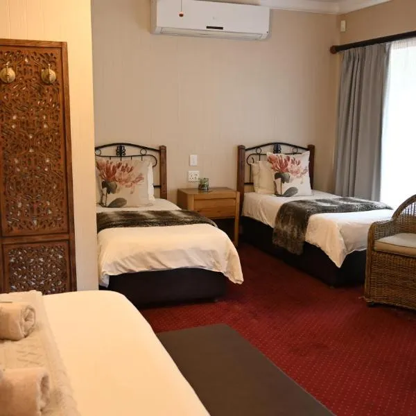 LUXURY FAMILY EN-SUITE ROOM @ 4 STAR GUEST HOUSE, готель у місті Мідделбурґ