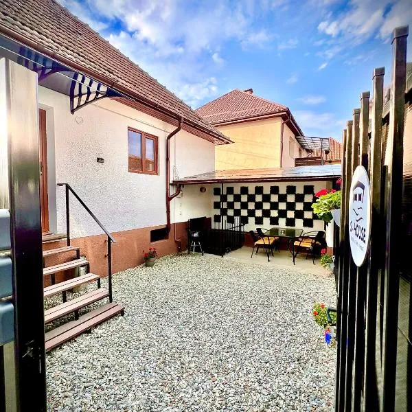 S-House Infinity Retreat in the Mountains，位于阿夫里格的酒店