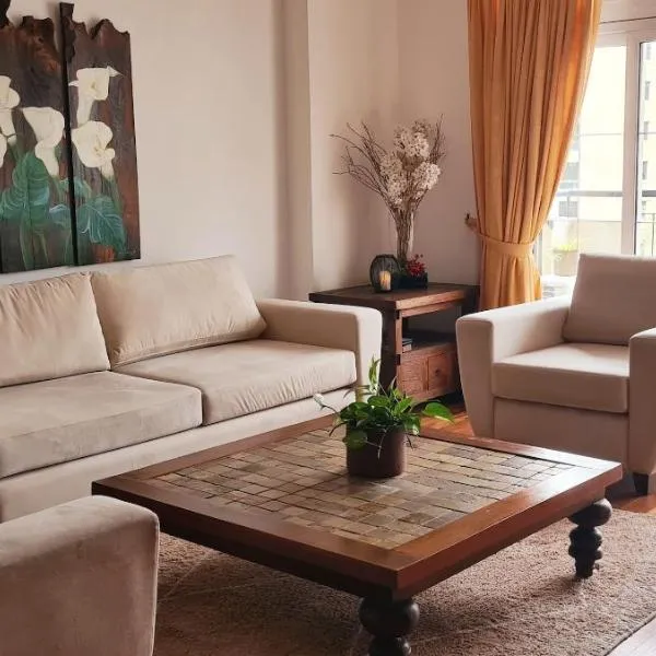 Colombo City 3 Bedroom Apartment with Pool Gym & Workdesk, hotel i Colombo