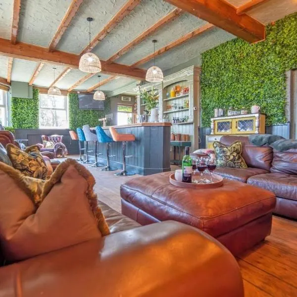 Private pub and inn waterfall country Escape、ニースのホテル