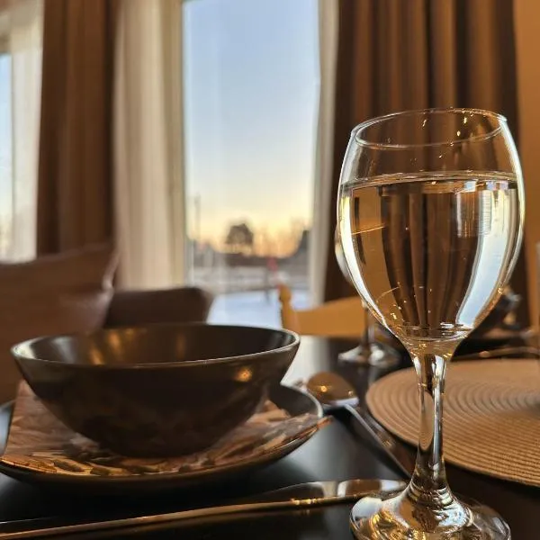 Tindgaard apartment, hotel em Ørsvåg