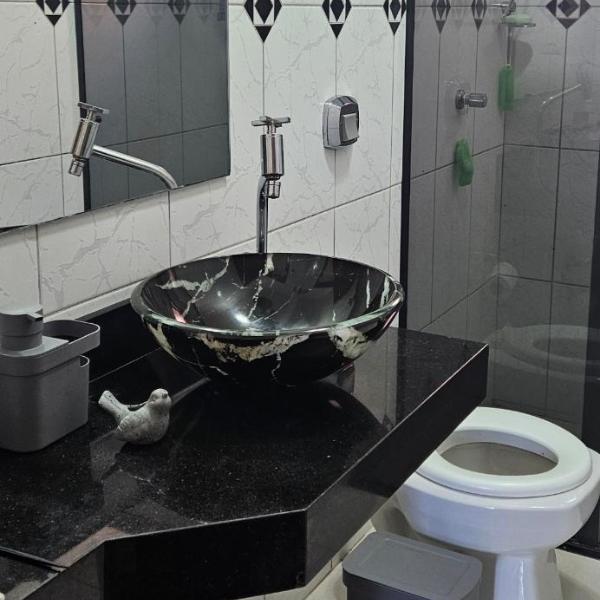 Exclusividade Piscina com Hidromassagem e Cascata Infraestrutura completa Churrasqueira com espetos Empresto cadeiras de praia e coller Casa completa Poucas datas restantes - Foto 3
