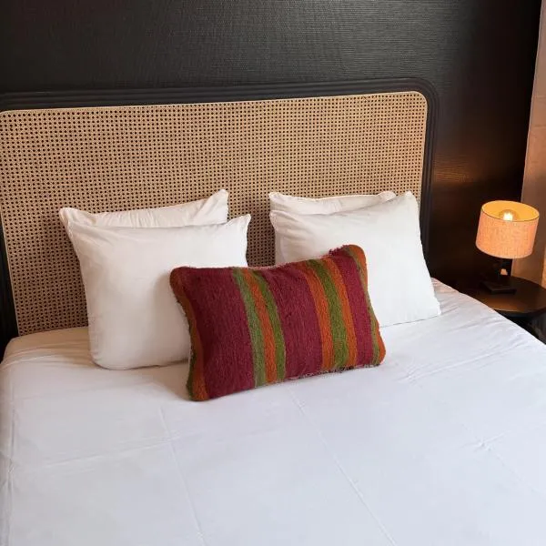 Cosy 2-Room Apartment for 4 Guests near Gent Sint-Pieters Station, and Close to the City Centre, hotel di Ghent