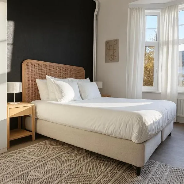 Modern 2-Bedroom Apartment for 4 Guests, In a Prime Location Close to the Train Station and the Historic Center of Ghent, Hotel in Gent