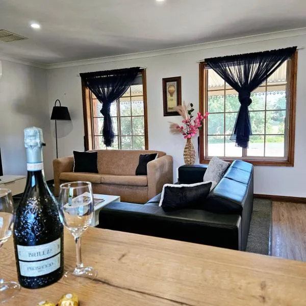 The Little Benalla Escape - Cosy Country Getaway, hotel en Benalla