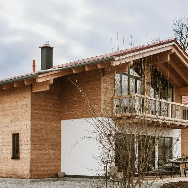 Wellness-Chalet im Vital Camp Resort Bayerbach, hotell i Bayerbach
