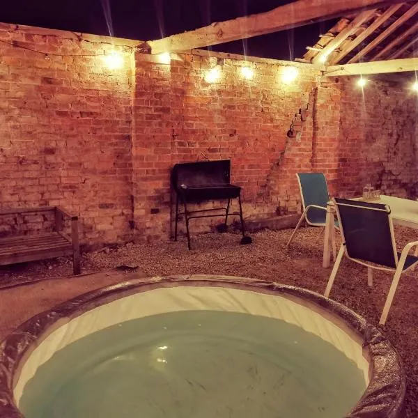 Lincoln Halo Dome,Hot Tub,6 beds, Projector - Groups OK, отель в городе Snelland