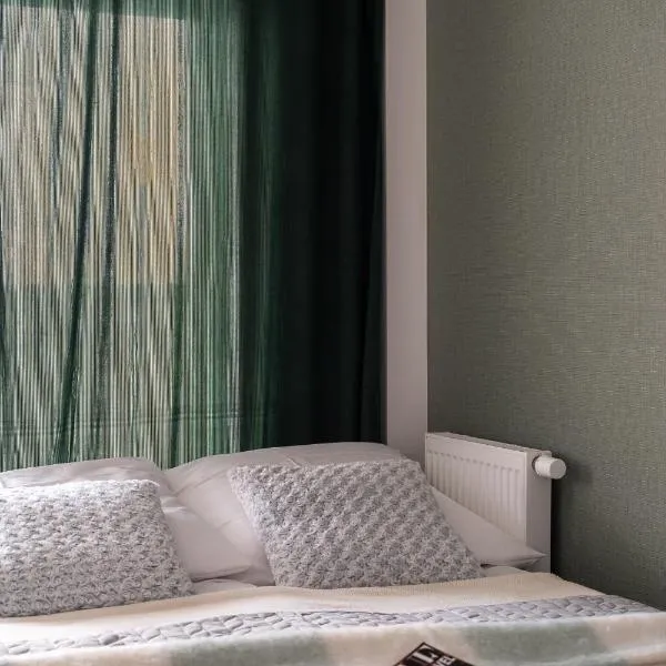 Przytulny apartament Szarotka 2 z balkonem - IZBY PODHALAŃSKIE, hotel in Nowy Targ
